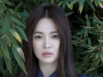 Menolak Tua, Song Hye Kyo Tampil Menawan dengan Make Up Bold dan Rambut Berponi