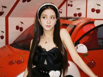 Jisoo Tampil Misterius di Kelilingi Bunga Cantik Meski Biasa Kalem, Visual Justru Tuai Sanjungan