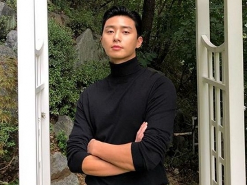 Park Seo Joon Pamer Pose Bareng Anjingnya Bak Foto Keluarga, Netizen Langsung Halu Ramai-Ramai