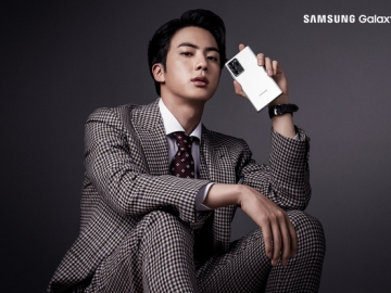 Tampan dengan Setelan Jas, Visual Jin Sekali Lagi Sukses Sihir Penggemar di Iklan Terbaru Samsung