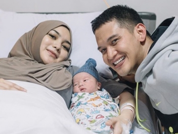 Foto Digendong Citra Kirana, Senyuman Baby Athar Bikin Salfok Disebut Turunan Rezky Aditya