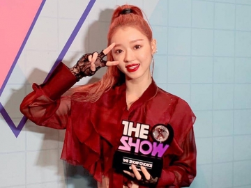 YooA Nangis di Panggung Usai Raih Kemenangan di 'The Show', Pelukan Hyojung Bikin Netter Haru