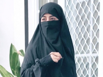 Unggah Foto Berzikir Dikritik, Ummi Pipik 'Saling Serang' dengan Netizen di Kolom Komentar