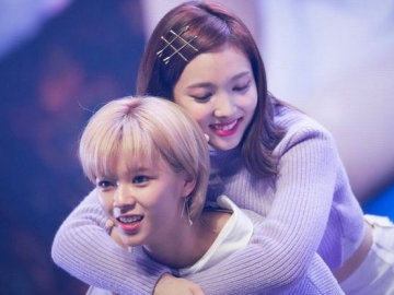 Ucapkan Selamat Ultah untuk Nayeon, Jeongyeon Unggah Foto Selfie Super Gemesin