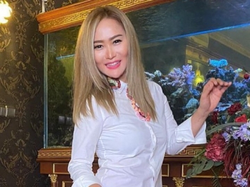 Inul Daratista Pose Cantik Dikelilingi Pohon, Ada Sosok Pria di Belakang Bikin Gagal Fokus