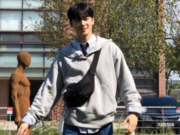 Cha Eun Woo Pose Tampan Sambil Melirik Tajam ke Kamera, Fans Langsung Jantungan