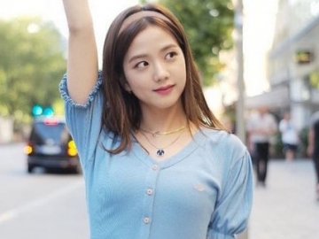 Pakai Baju Super Longgar, Jisoo BLACKPINK Makin Tampil Menawan