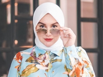 Dikira Lepas Hijab Saat Pajang Foto Berjemur dengan Baby Air, Irish Bella Banjir Pembelaan