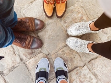 Tak Cuma Hitam dan Putih, 6 Warna Sepatu Ini Cocok Dikenakan Pakai Outfit Apa Saja