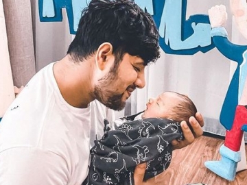 Ammar Zoni Ajak Bayi Gantengnya Peringati Kematian Bayi Kembar Irish Bella