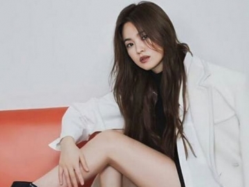 Pakai Sweter Pendek dan Sepatu Sneakers, Song Hye Kyo Menolak Tua dengan Penampilan Bak Anak Muda