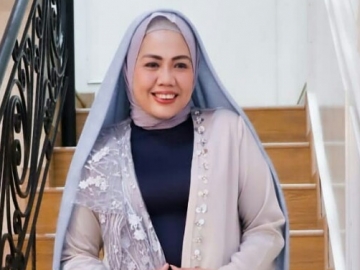 Ely Sugigi Pamer Rambut di Foto Terbaru, Kode Bakal Lepas Hijab?