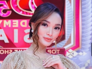 Zaskia Gotik Unggah Foto Berhijab dengan Sederet Pedangdut Top, Penampilan Sosok Ini Paling Disorot