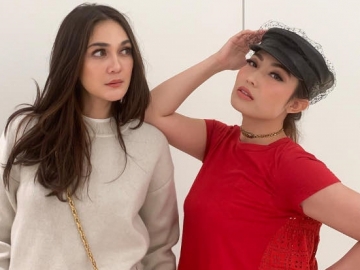 Ayu Dewi-Luna Maya Kompak 'Lindungi' Penampilan Seksi Gisella Anastasia di Foto Bareng dengan Stiker