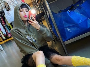 Pakai Dress Pendek Dipadukan dengan Hoodie, HyunA Tampil Kece Bikin Pemotretan Mini di Supermarket