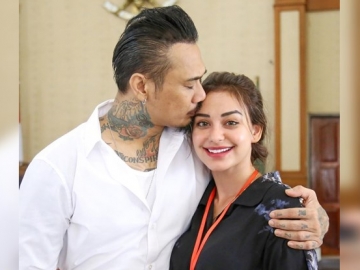 Istri Jerinx SID dan Sanak Keluarga Kunjungi Pura Demi Doakan Kebebasan Sang Suami