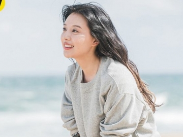 Dengan Rambut Highlight Pirang, Kim Ji Won Tampil Sumringah di Teaser 'My Lovable Camera Thief'