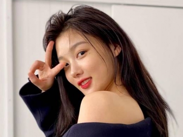 Kim Yoo Jung Pamer Pesona Ayu di Foto Profil Agensi Baru