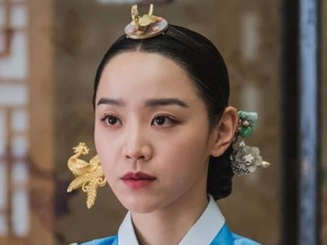 Shin Hye Sun Menjelma Jadi Ratu Eksentrik Lewat 'Mr. Queen'