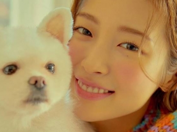 Ikut Kampanye Donasi Hewan Terlantar, Arin Pose Imut Bareng Anjing Kesayangan