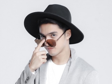 Ricky Harun Tampil Kocak dan Berseragam SD, Dipuji Tetap Tampan Hingga Disebut Mirip Rifky Balweel