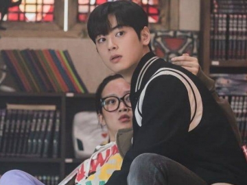 Cha Eun Woo dan Moon Ga Young Hadapi Momen Menarik di Toko Buku