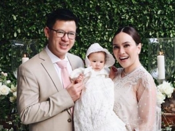 Shandy Aulia Gandeng Mesra Tangan Suami, Ekspresi Baby Claire Curi Perhatian Bikin Kepalang Gemas