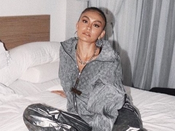 Saking Banyaknya, Agnez Mo Sampai Pinta Para Penggemar Ingatkan Banyak Penghargaan yang Didapatkan