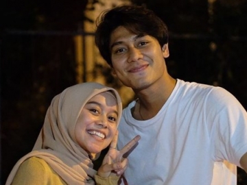 Keluarga Rizky Billar dan Lesti Kompak Pakai Baju Seragam, Fans Ramaikan Tagar 'Kawal Sampai Halal'