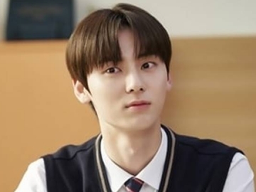 Foto Senyuman Manis Minhyun NU'EST Kala Tampil di 'Live On' Teduhkan Jiwa