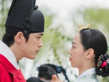 Kim Jung Hyun Jadi Makin Perhatian ke Shin Hye Sun di ‘Mr. Queen’