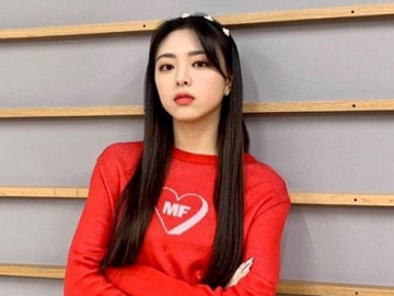 Visual Bikin Silau, Yuna ITZY Selfie Cantik Pakai Kalung 'Bling-Bling'