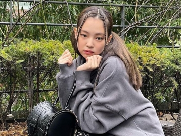 Jennie BLACKPINK Asyik Main dan Foto Estetik di Tengah Hujan Salju, Imut!