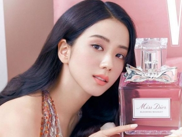 Tampil dengan Rambut Ikal, Jisoo Pancarkan Kecantikan dengan Kulit Mulus Bak Porcelain