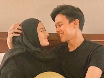 Romantis Bareng Istri, Rey Mbayang Dikira Beri Kode Jenis Kelamin Calon Anak Pertama Gara-gara Ini