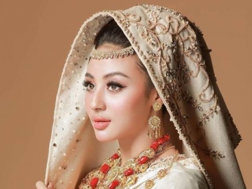 Jelang Nikah, Margin Wieheerm Tampil Beda dengan Baju Ala India di Acara Pengajian