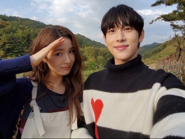 Baper! Shin Se Kyung Langsung Senyum Kala Dengar Nama Im Siwan Disebut