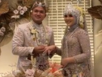 Resmi Menikah, Kesha Ratuliu Ungkap Susah Cari Bunga Tujuh Rupa 