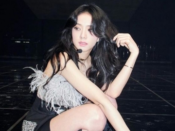 Jisoo Tampil Memikat dengan Korset Merah Rancangan Dolce Gabbana Senilai Ratusan Juta Rupiah