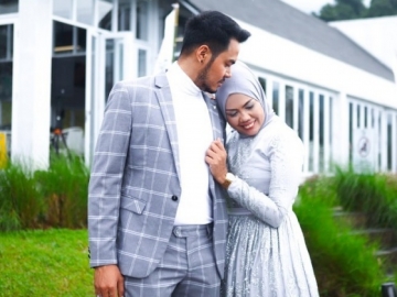 Kerap Dapat Cibiran Netizen, Ely Sugigi Cuek Pamer Foto Romantis Dicium Sang Suami