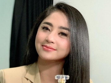 Dewi Persik Pamer Foto Sanding Istri Ali Syakieb, Disebut Makin Terlihat Mirip Bak Kembar