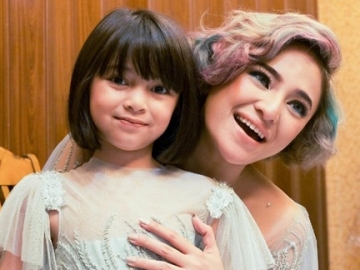 Bagikan Keseruan Mirror Selfie Bareng Sang Putri, Kecantikan Marshanda dan Sienna Disorot 