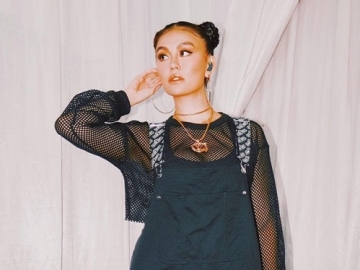 Agnez Mo Pamer Foto Dipeluk Pria Plontos, Pacar Baru?