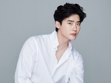 Tak Kunjung Potong Rambut, Lee Jong Suk Pancarkan Pesona Pria Gondrong Jadul di OK! Magazine