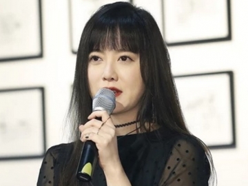 Tampil Serba Hitam Hadiri Konfrensi Pers Pamerannya, Tindikan Unik Ku Hye Sun Curi Perhatian