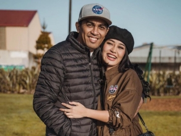 Peringati Kepergian 1 Tahun Glenn Fredly, Mutia Ayu Ajak Masyarakat Sebarkan Bunga Putih