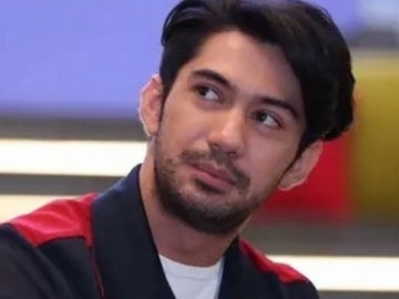 Reza Rahadian Akui Tak Tahu Kabar Ayah Kandungnya Sekarang