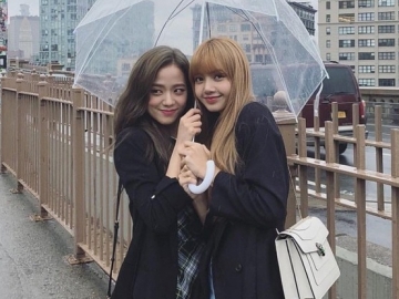 Unggah Momen Kencan Musim Semi, Lisa Pamer Dahi di Foto Selfie Bareng Jisoo