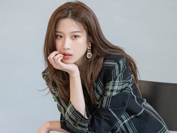 Moon Ga Young Malu-Malu Tunjukkan Barang Unik Ini di Dalam Tas