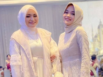 Adu OOTD Hijab Putri Delina dan Nathalie Holscher, Cocok Ditiru Buat Buka Bersama!